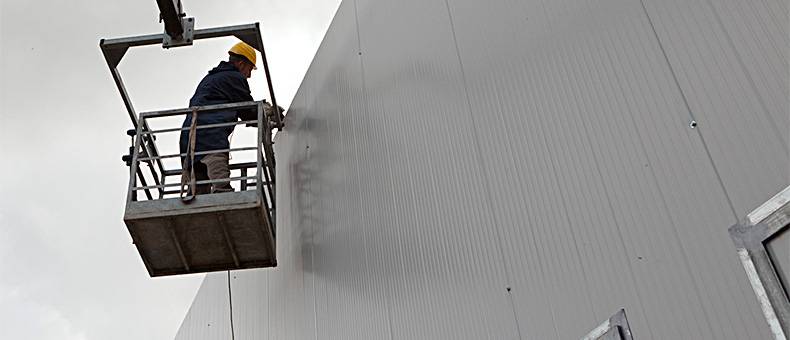 assemblaggio pannelli in alluminio per capannone industriale